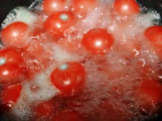 3、自制番茄沙司+#夏天的味道#,锅里加水烧开，放进西红柿烫3分钟