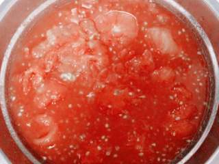 4、自制番茄沙司+#夏天的味道#,在把烫好的西红柿去皮