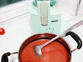 5、自制番茄沙司+#夏天的味道#,去皮的西红柿和洋葱，大蒜放入料理机一同榨汁