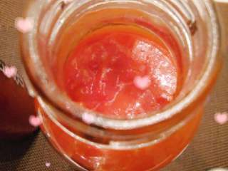 6、自制番茄沙司+#夏天的味道#,在放入柠檬、白醋、盐、糖，在小火熬制，小心滚开的汁飞溅烫伤，看到汁水下去一半，关火凉冷装瓶