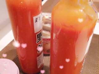 7、自制番茄沙司+#夏天的味道#,想要稠点可以多熬制一会儿，我的成品出来有一千克，稍微有点稀，我是为了装瓶子里好往出倒，友友们看到我的美味番茄沙司有没有胃口大增啊????