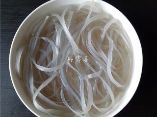 2、菠菜拌粉条,粉条提前浸泡至粉条变软；