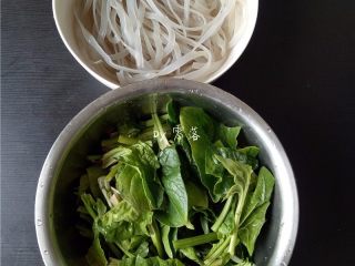 3、菠菜拌粉条,菠菜切长段；粉条沥干水分待用；