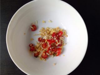 4、菠菜拌粉条,老姜、大蒜、小米辣分别洗净，切末；