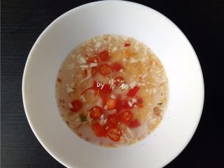 5、菠菜拌粉条,调入温开水，上盖；激发出调料的香味；