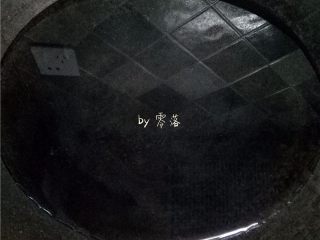 6、菠菜拌粉条,锅里倒入清水烧开；