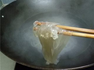 7、菠菜拌粉条,放入粉条煮熟，捞出；