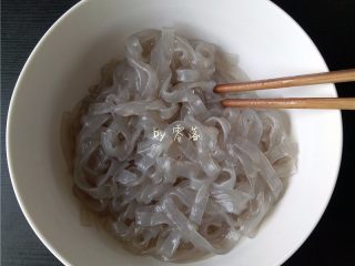 8、菠菜拌粉条,捞出的粉条，趁热拌入香油；