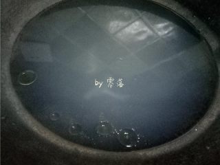 9、菠菜拌粉条,煮粉条的水里调入适量油，盐，再次烧开；