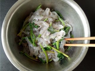 11、菠菜拌粉条,将粉条，菠菜混合；