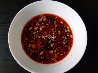 12、菠菜拌粉条,姜蒜小米辣碗里，调入适量生抽，老抽，盐，香醋，白糖，油泼辣子，藤椒油拌匀；