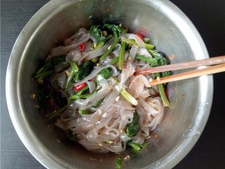 13、菠菜拌粉条,将调料同食材混合，搅拌均匀；