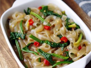 14、菠菜拌粉条,盛入碗里，开吃！ 