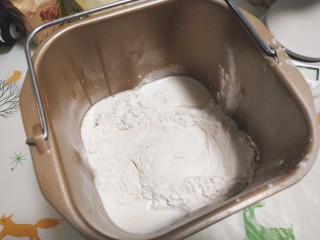 1、美味四拼披萨(有面皮制作过程),高筋面粉220g，鸡蛋1个，牛奶100g，酵母3g，盐3g，细砂糖15g，放入面包机或者厨师机揉成团，也可以手揉