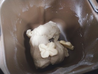 2、美味四拼披萨(有面皮制作过程),面团成型后放入20g黄油，黄油不用提前融化