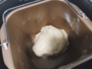 3、美味四拼披萨(有面皮制作过程),让机器继续揉，揉到面团黄瓜