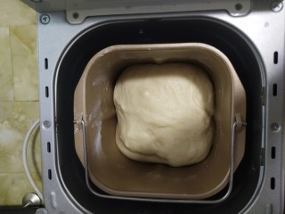 4、美味四拼披萨(有面皮制作过程),开始发酵，我的面包机有发酵功能，室温发酵也可以，需要的时间会长一些，发酵到2倍大就可以了