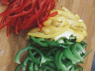 5、美味四拼披萨(有面皮制作过程),彩椒切丝