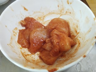 8、美味四拼披萨(有面皮制作过程),鸡胸肉用奥尔良粉腌制30分钟，可以趁面团发酵的时候就腌上