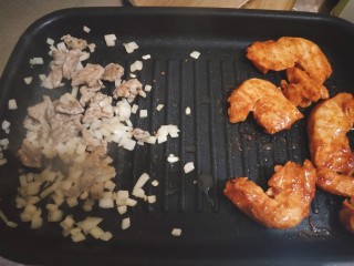 12、美味四拼披萨(有面皮制作过程),先放洋葱炒香，再放牛肉炒到没有生肉色就可以出锅备用了