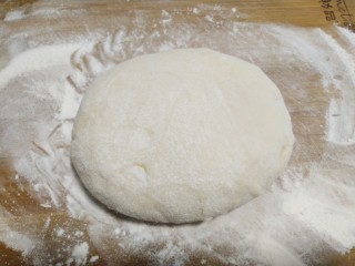 13、美味四拼披萨(有面皮制作过程),发酵好的面团取出排气