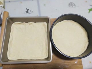 14、美味四拼披萨(有面皮制作过程),分成两份，擀成片铺入烤盘
