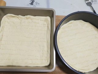 15、美味四拼披萨(有面皮制作过程),用叉子扎小孔，然后放入烤箱上下火180度烤5分钟定型，这一步一定要做