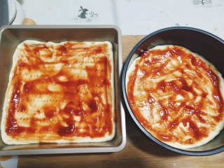 16、美味四拼披萨(有面皮制作过程),定型后抹番茄酱