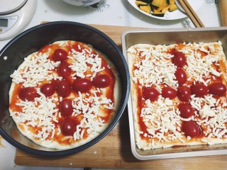 17、美味四拼披萨(有面皮制作过程),撒一层芝士，圣女果对半切开做成十字分格