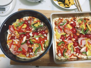 18、美味四拼披萨(有面皮制作过程),四个格分别是牛肉，鸡肉，辣肠，手掰肠，然后铺一层彩椒和南瓜