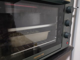 20、美味四拼披萨(有面皮制作过程),烤箱上下火200度预热10分钟，我是两层意思烤的，放入烤盘后烤15分钟，15分钟后把两个烤盘上下位置换一下再烤10分钟，一共25分钟，如果你只烤一盘，放在中层烤20分钟就可以了