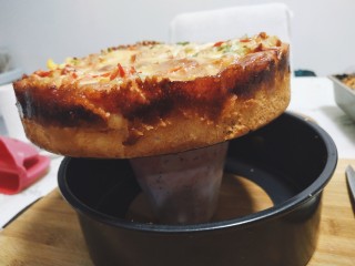 22、美味四拼披萨(有面皮制作过程),脱模。。。怎么这么厚，我又去检查了一遍，我面皮做好后没有烤5分钟定型，后面进烤箱后饼皮发起来了。。。