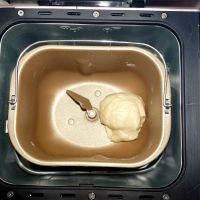 2、香葱咸饼干,面团揉光滑后，启动发酵程序。