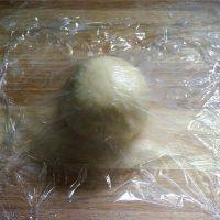 6、香葱咸饼干,滚圆后，盖上保鲜膜，静置松弛15分钟。