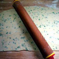 7、香葱咸饼干,将混合面团多次擀压并对折，大概重复3次，然后擀成2毫米厚的面片。