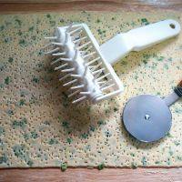 8、香葱咸饼干,给面片刺上小孔，尽量多刺一些小孔。