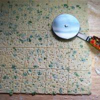 9、香葱咸饼干,用披萨刀将面片分成小方块。