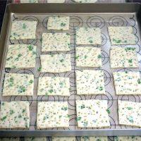 10、香葱咸饼干,将饼干坯移入烤盘，表面喷洒少许清水后放入烤箱，用发酵程序发酵至1.5~2倍厚，取出。然后180度上下火预热烤箱后放入中层，烘烤13分钟左右至表面微微金黄即可取出。