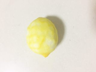 2、柠檬司康,洗干净柠檬,粗盐再洗干净,不然表明会有一层蜡。然后削皮哈。要黄色的皮,不能有白色哦,白色会苦。