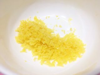 3、柠檬司康,削完皮,切小,切碎。成这样子。