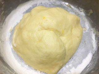 7、柠檬司康,变成这样。软软的。散发柠檬清香。我还加了一点点的香草精。更香啦!