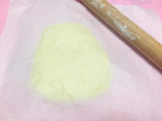 8、柠檬司康,放冰箱放一会会。然后拿出来。擀面杖擀平。