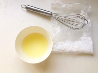 12、柠檬司康,然后就入烤箱啦。190度,烤25min。看个人口感,有人觉得20min也可以,我这个25min,外皮已经脆脆干干的啦。这样吸收糖浆更爽啊!然后我们来做糖浆咯!柠檬汁和糖粉混合。我这个柠檬汁我只用了一半,糖粉刚好用完。