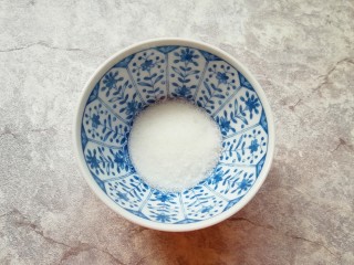 3、泡椒萝卜条,白砂糖放入小碗里，加入热水将糖化开，晾凉备用。