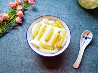 9、泡椒萝卜条,特别好吃的开胃小菜。