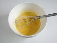 3、披萨蛋饼,鸡蛋磕入碗中,加入几粒盐,搅拌均匀