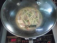 9、披萨蛋饼,盖上盖子,继续开起小火,闷2—3分钟左右