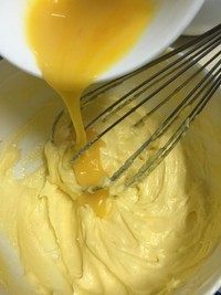 3、马赛克饼干,分3次加入打散的鸡蛋，充分拌匀。