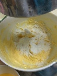 5、马赛克饼干,分两次筛入低筋面粉，用刮刀翻拌成原味面团。