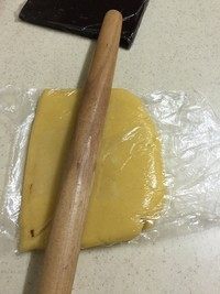7、马赛克饼干,将面团装入方形保鲜袋中，隔着保鲜袋擀成1厘米厚的长方形。